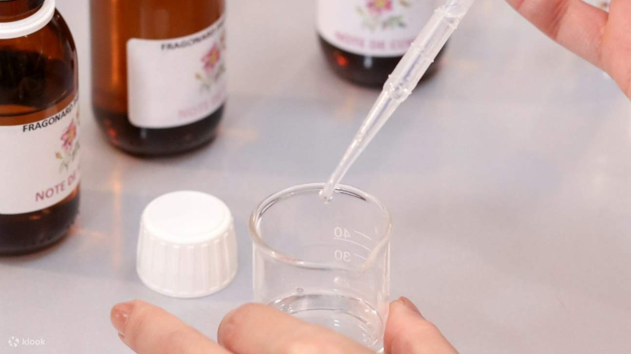 Crea tu propia fragancia única con la guía de expertos en el taller del Museo del Perfume Fragonard