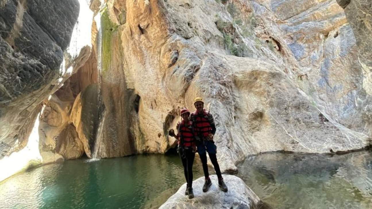 수천 년의 자연이 빚어낸 놀라운 암석 지형을 감상하세요.