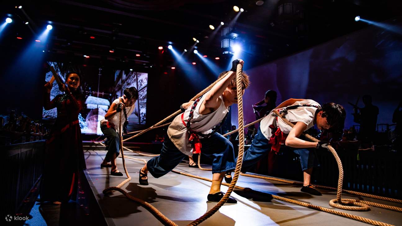 Suasana di tempat kejadian sangat meriah dengan kehadiran orang ramai, dan tetamu asing menjelma menjadi saksi sejarah, berdialog dengan tokoh-tokoh bersejarah yang hebat, dan bersama-sama menghadiri jamuan meriah yang merentasi alaf.