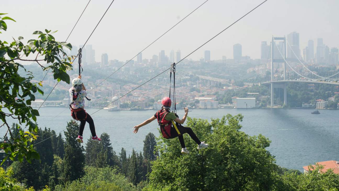在伊斯坦布尔体验博斯普鲁斯海峡高空滑索