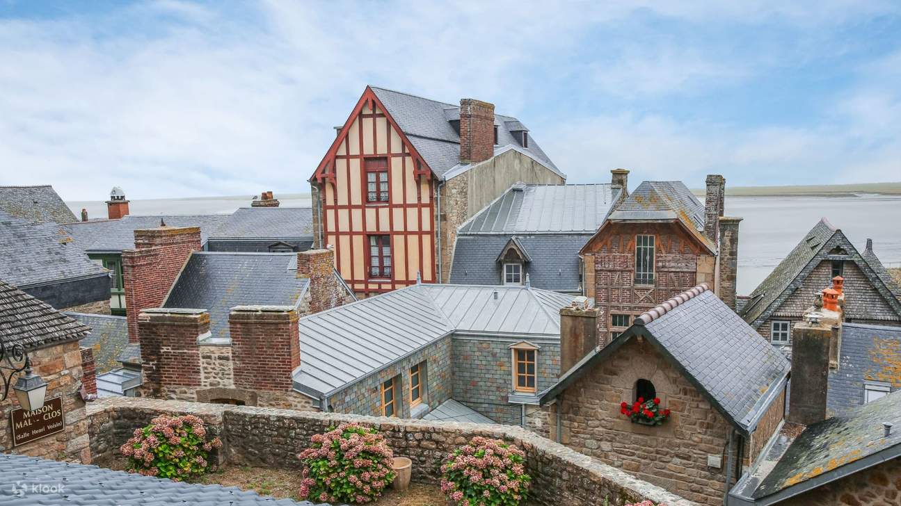 Descubra la belleza del Mont-Saint-Michel, explore la histórica abadía, pasee por las murallas y disfrute de las vistas panorámicas de la bahía