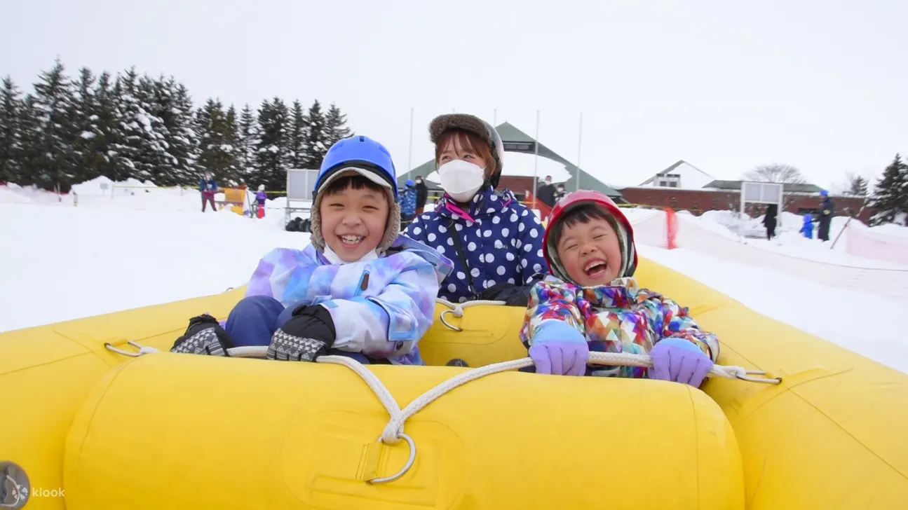 まるで雪上でのラfuティンで雪上でのラfuティング！ 大型のノーモービルに引かれる橡皮船ぁぁぁぁチぁ上尽心ぁ㒁力㒁。横滑りする动きを楽しめます！