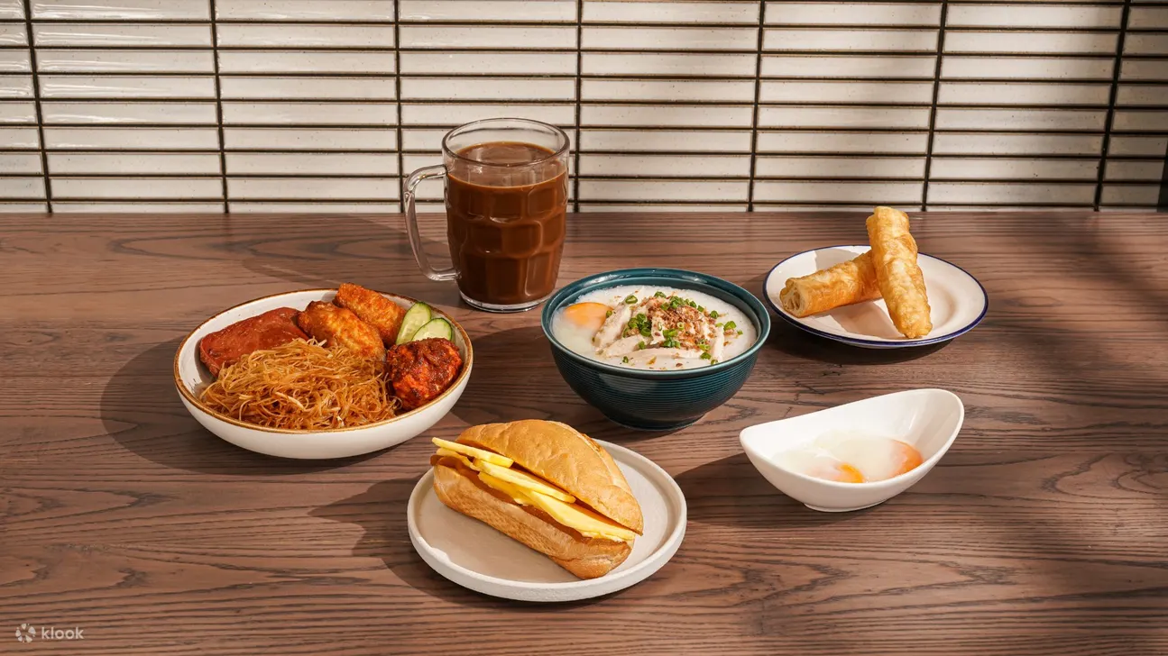 用咖椰吐司、油条鸡蛋粥和本地炒米粉开启美好的一天。Chatterbox Express 让早餐更美味！