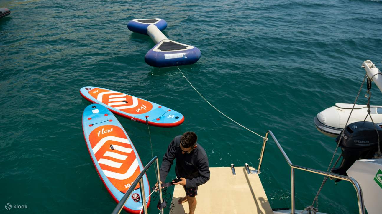 Entdecken Sie unvergessliche Momente auf einer traumhaften Reise durch schimmernde Gewässer und goldene Horizonte.