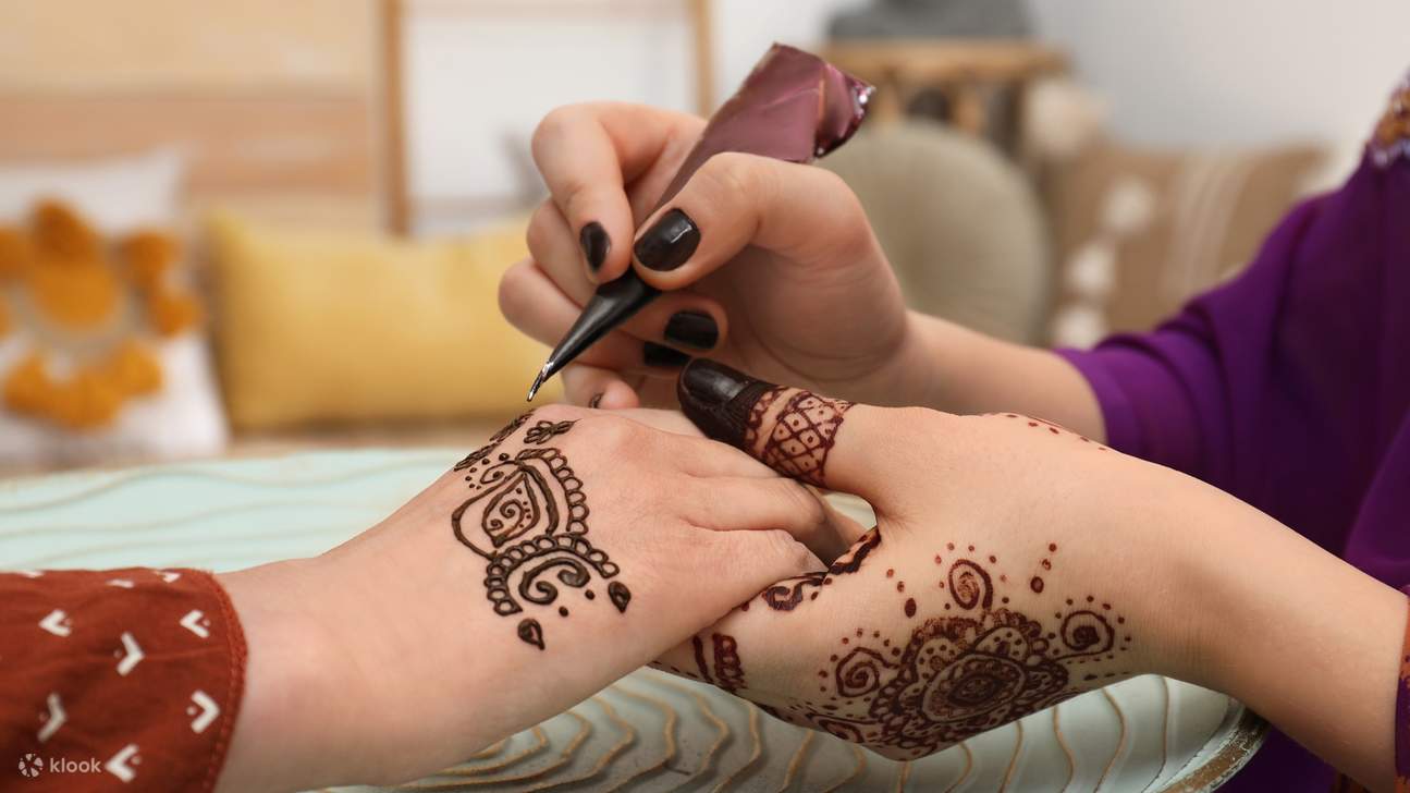 섬세한 무늬를 감상해 보세요. 전통과 예술이 만나 피부 위에서 피어나는 아름다움을 경험해 보세요.