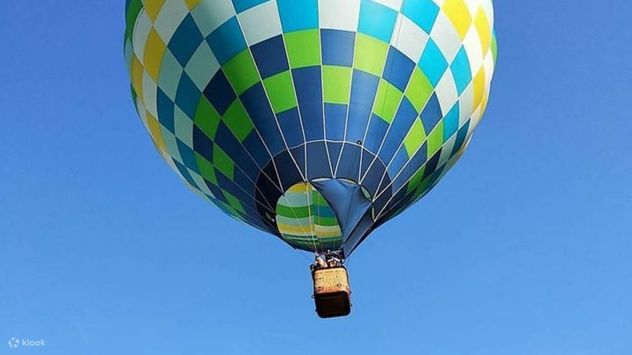 乘坐热气球在空中平静地翱翔，在高空体验冒险