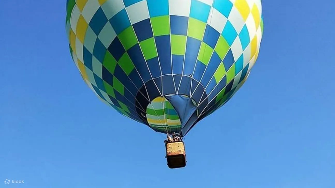 乘坐热气球平静地翱翔，体验高空冒险