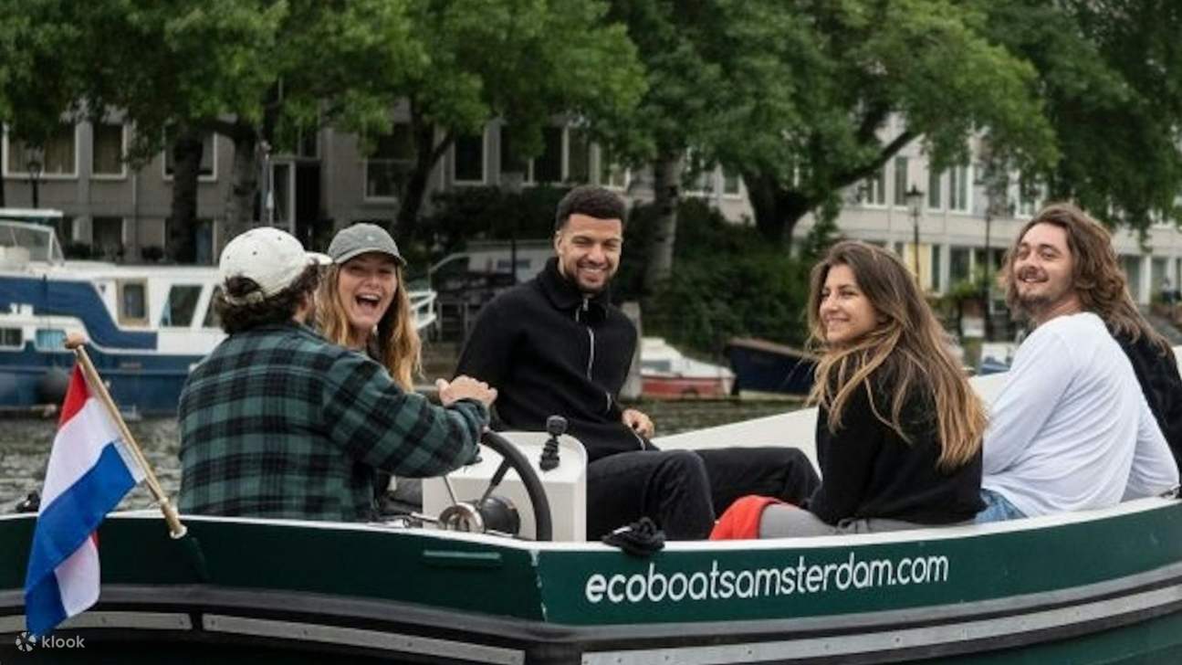 与朋友一起乘坐凉爽的游船，充满欢声笑语，以您自己的方式探索阿姆斯特丹的隐藏瑰宝