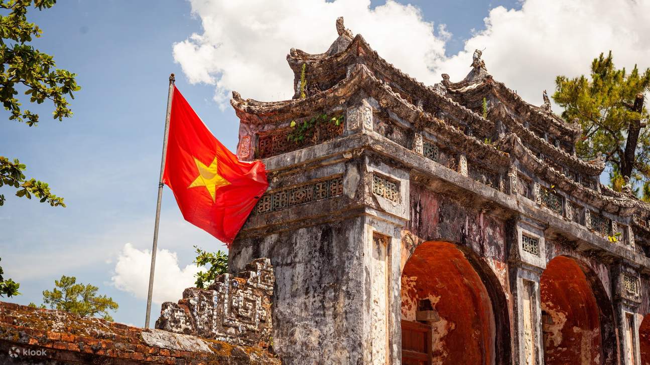 Tiket Makam Kaisar Minh Mang di Kompleks Monumen Hue UNESCO