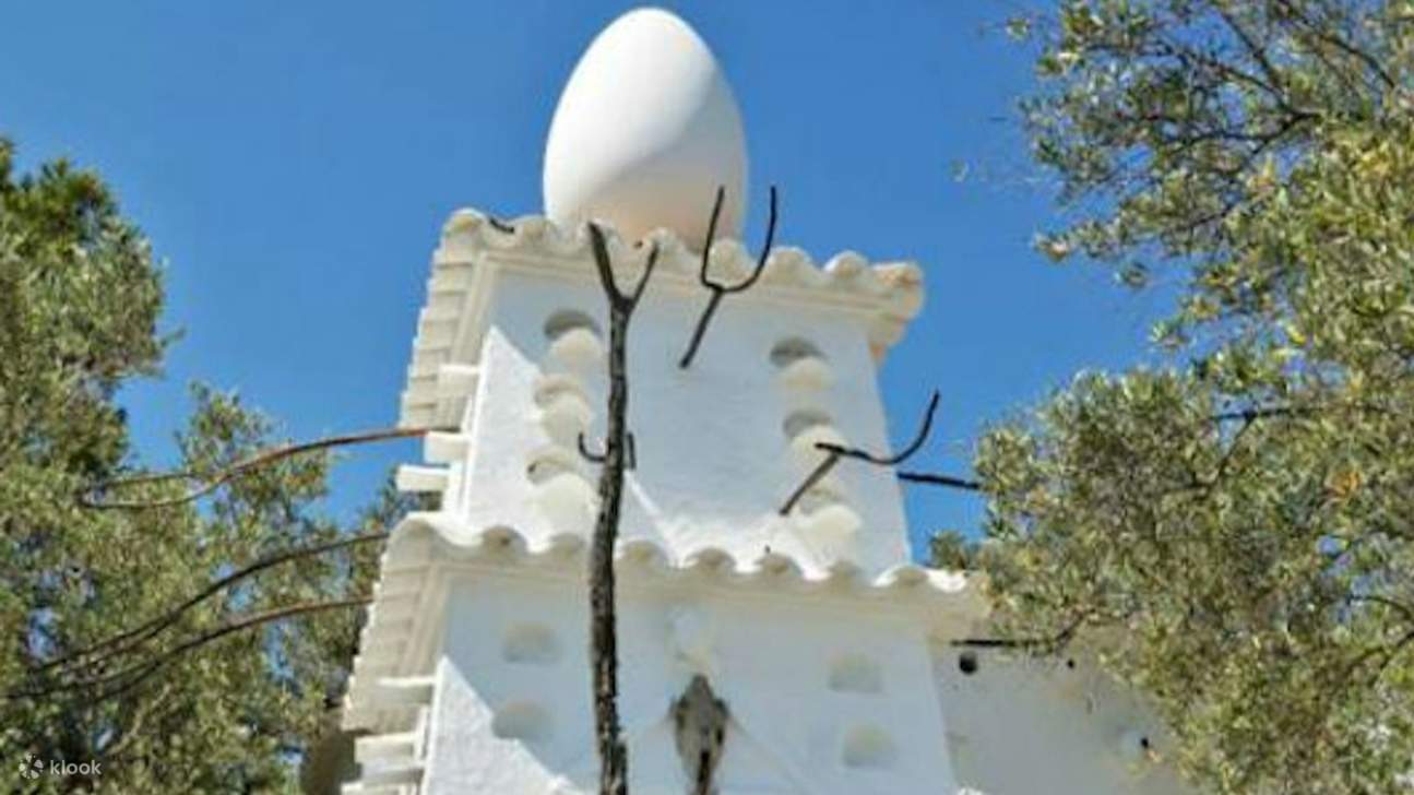 Donde la realidad se distorsiona y los sueños cobran forma, bienvenido al santuario surrealista de Salvador Dalí.
