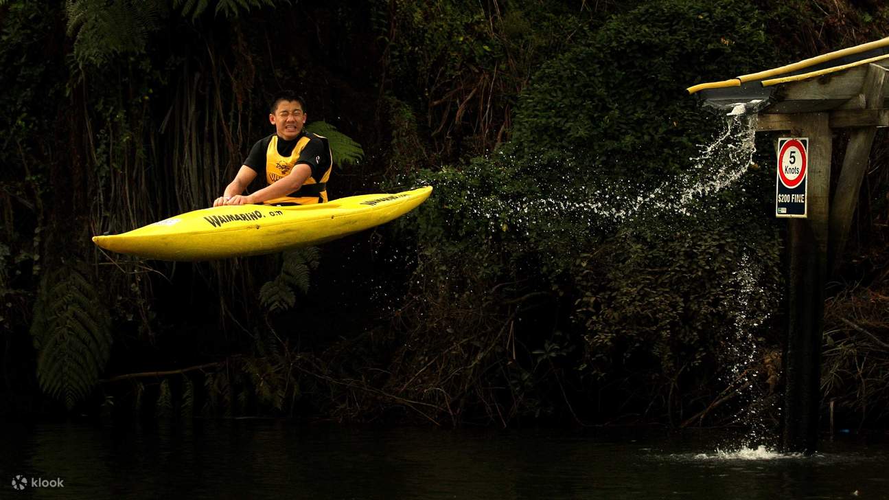 homme sur le toboggan du Waimarino Adventure Park