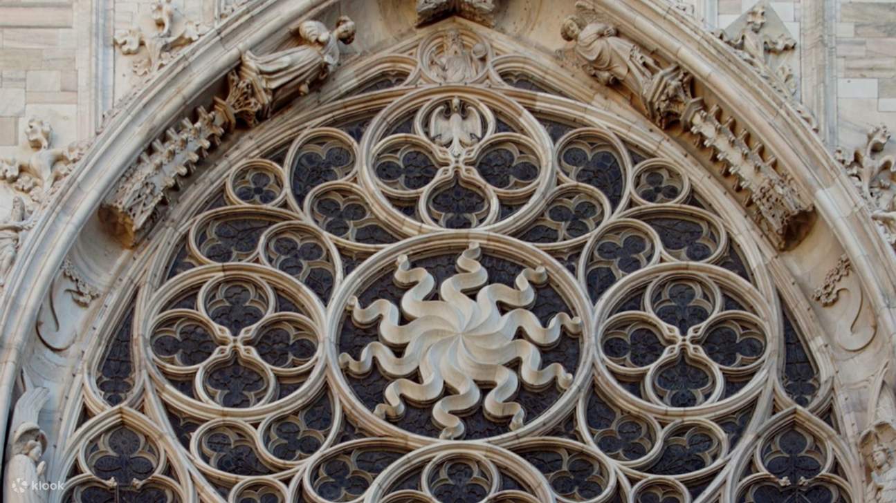 Les motifs complexes mettent en valeur une architecture gothique stupéfiante et un savoir-faire exceptionnel