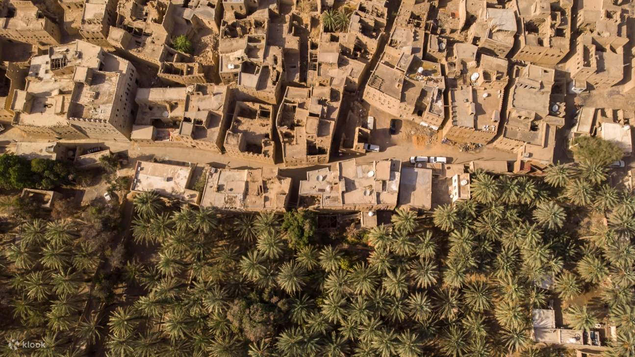 Mengagumi keindahan abadi kediaman gunung tradisional, yang harmoni dengan landskap semula jadi