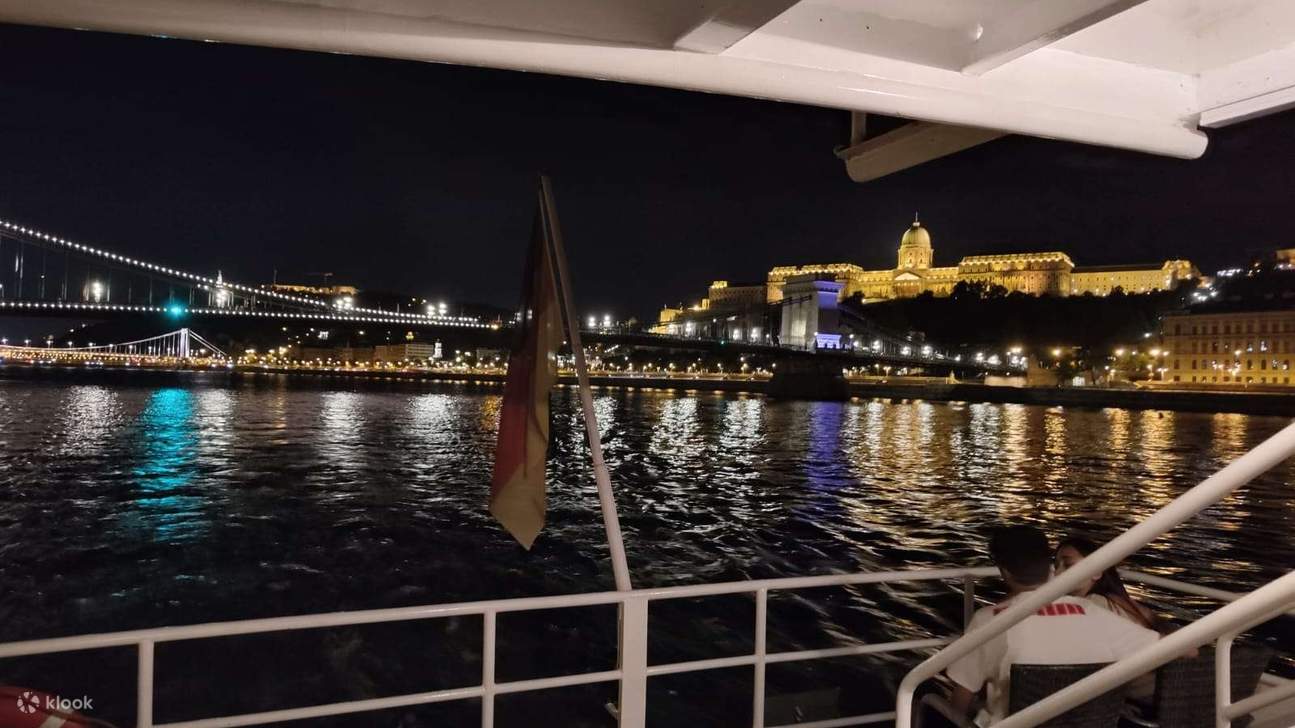布达佩斯夜间巡游，欣赏城市灯光闪烁，倒影在水面上舞动
