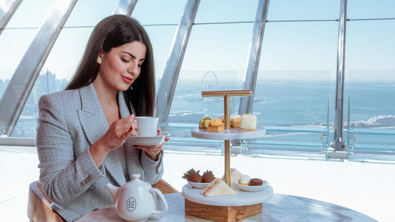 Ammira le luci della città scintillare come stelle sparse su un orizzonte dorato