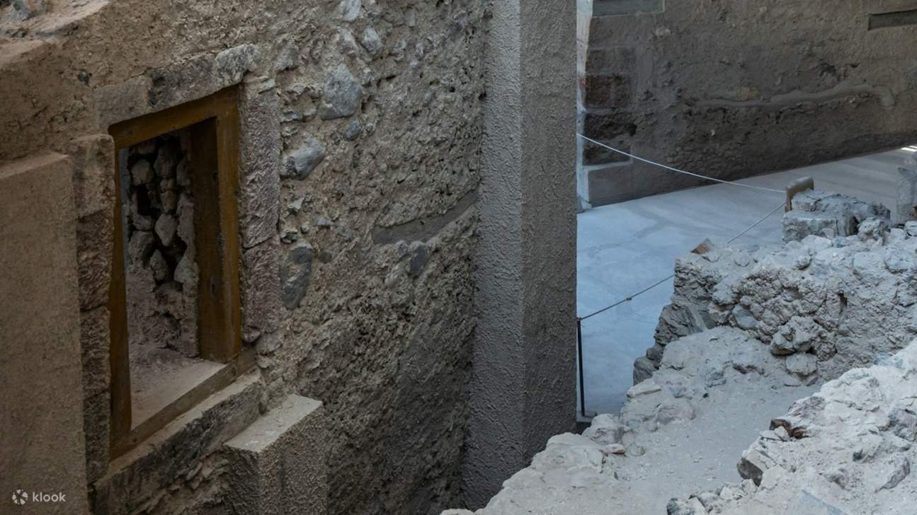 Оцените передовую архитектуру древних двух- и трехэтажных сооружений, сохранившихся в невероятных деталях.