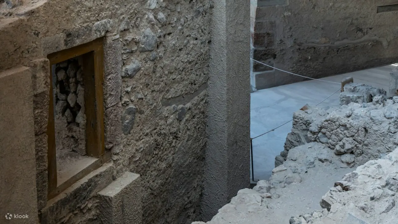 欣赏保存完好的古代两层和三层建筑的先进建筑风格