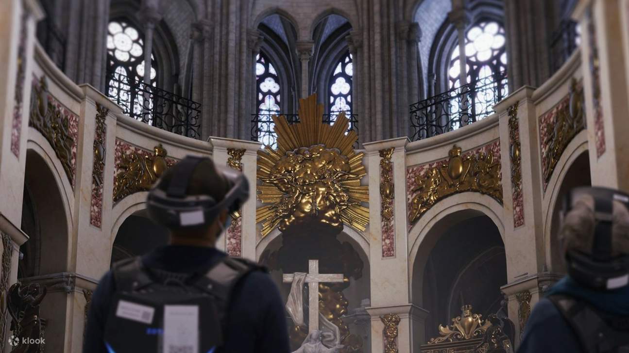 探索巴黎聖母院令人讚嘆的宏偉，一睹其標誌性的塔樓和尖頂