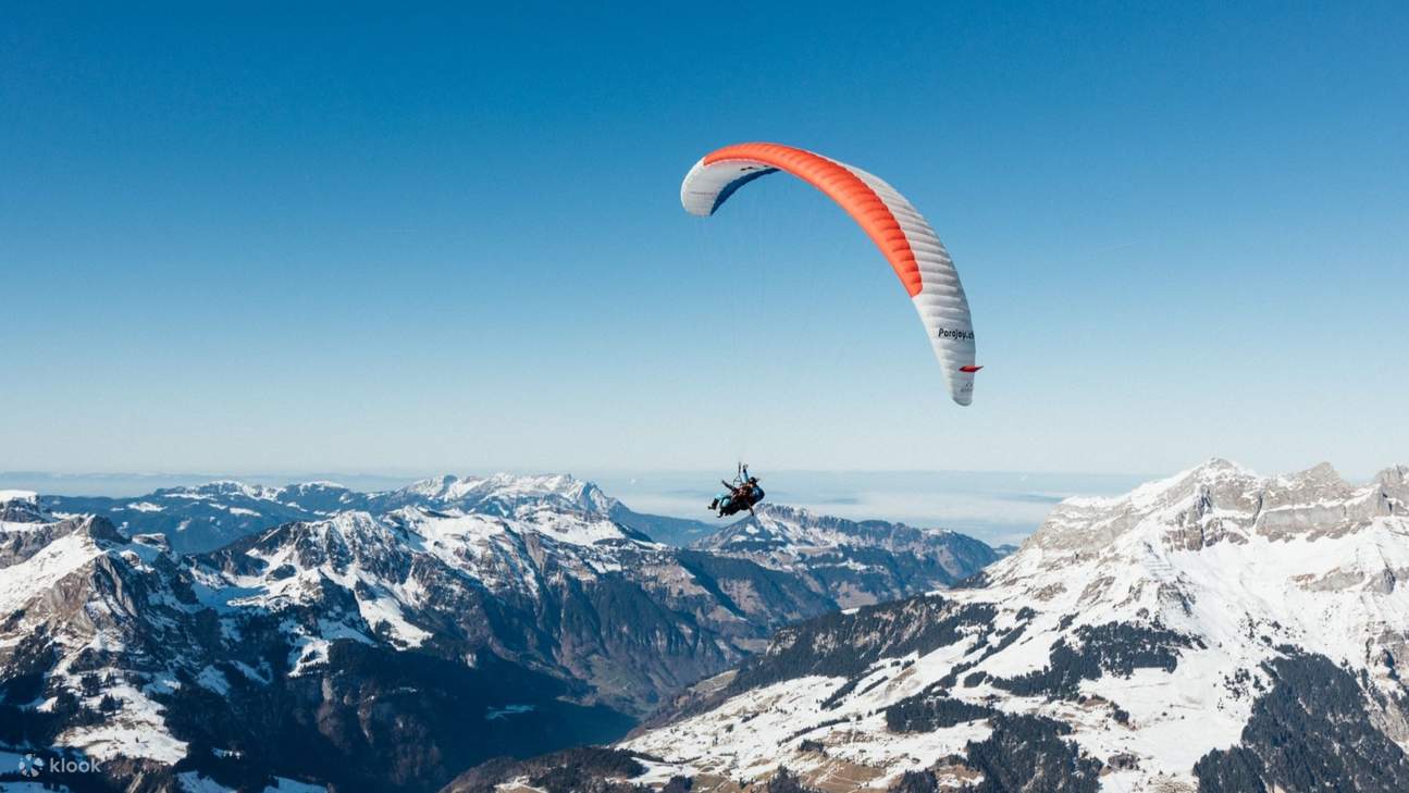 Trải nghiệm cảm giác tự do bay lượn và sự hồi hộp khi dù lượn trên Engelberg tuyệt đẹp