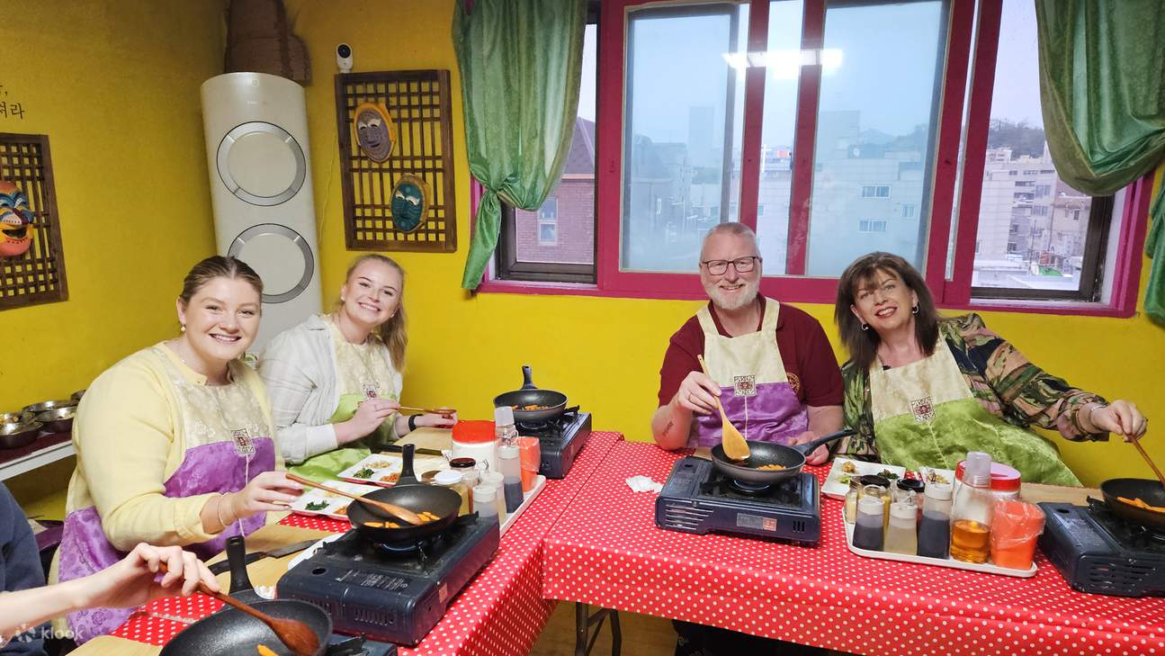 Kelas Memasak Korea di Rumah Tempatan & Pengembaraan Pasar di Seoul