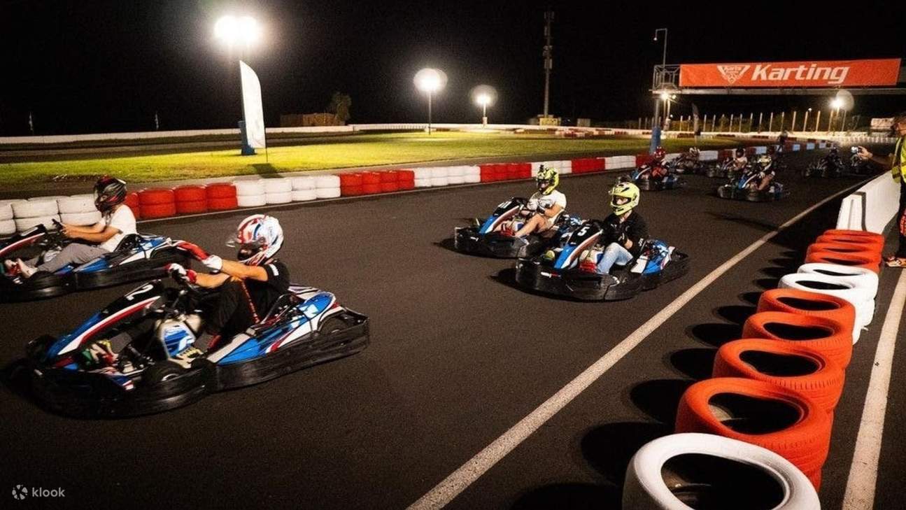 在专业设计的赛道上与朋友们一较高下，或刷新您的单圈纪录