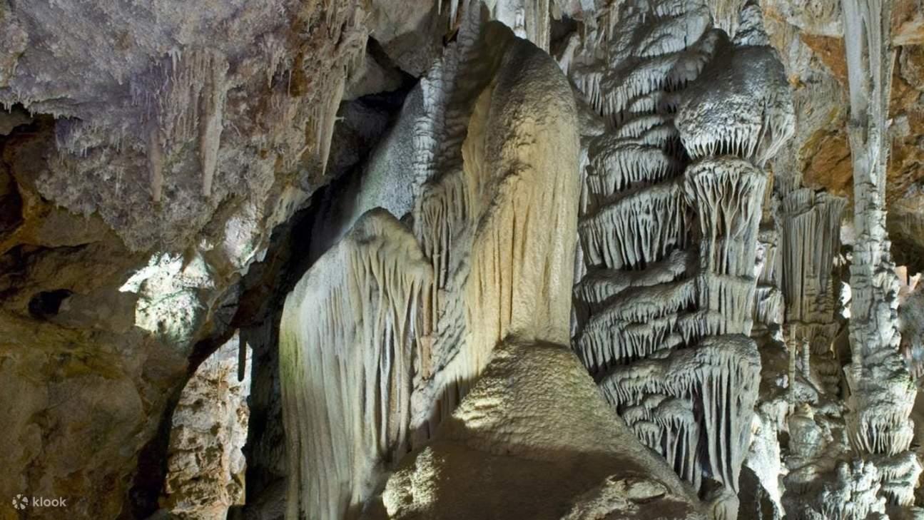 Erleben Sie die Pracht kolossaler Höhlenformationen, die von der Natur über unzählige Jahre geformt wurden.