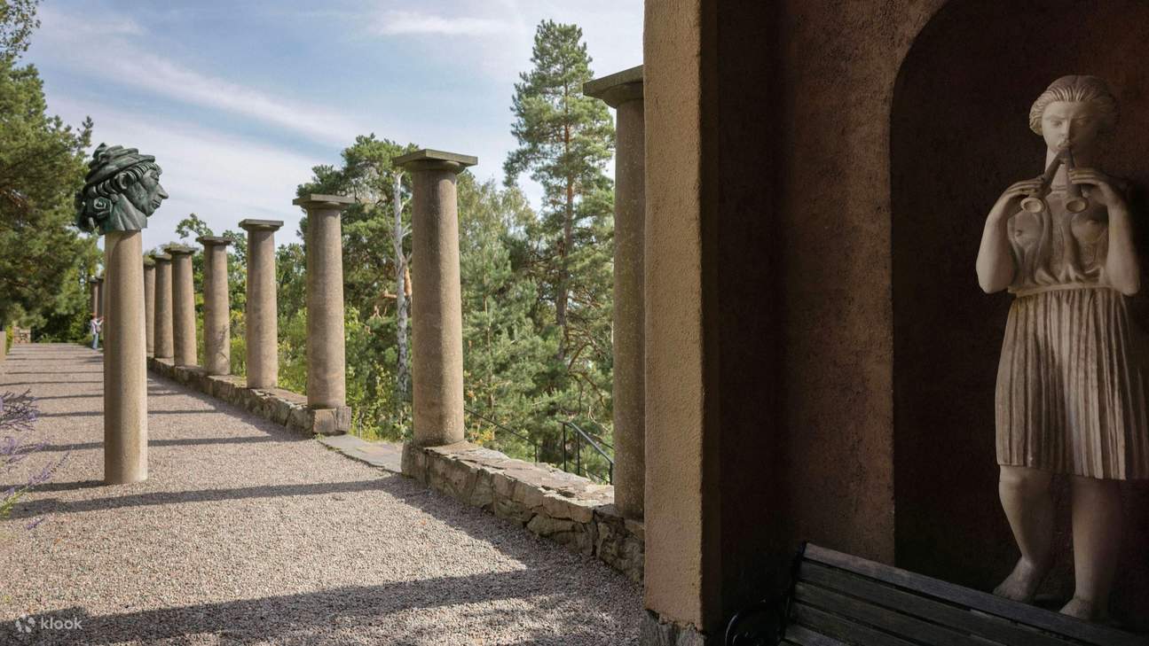 在宁静的雕塑花园中漫步，欣赏郁郁葱葱的绿色植物中的古典艺术