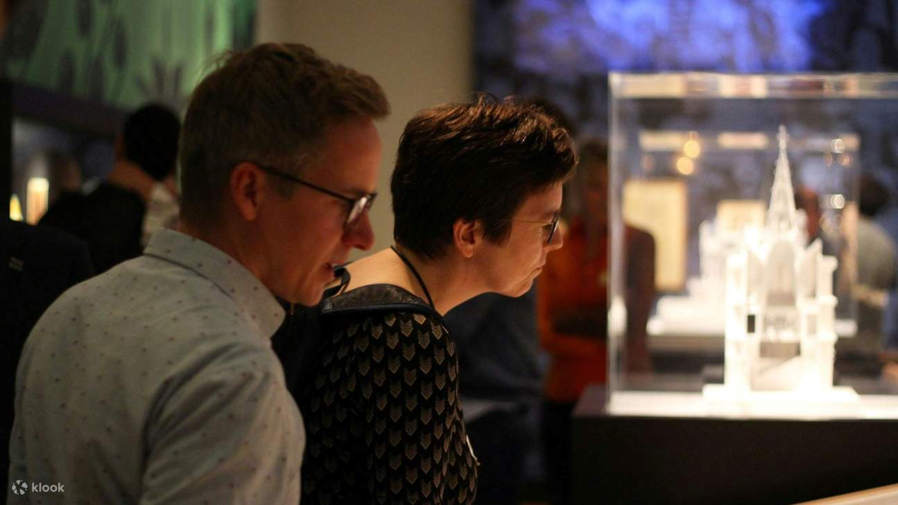 欣賞引人入勝的文物和模型，瞭解這種建築風格的原理