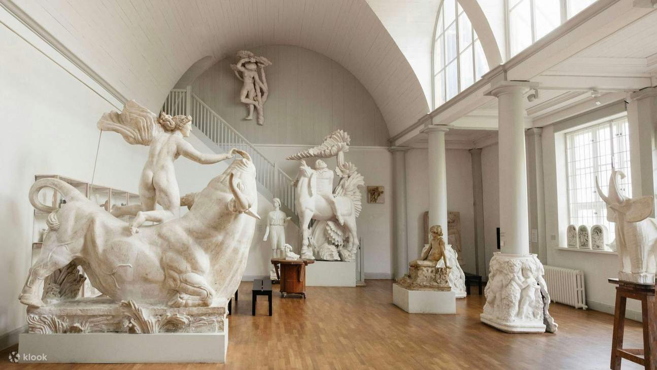 让自己沉浸在宏伟的大厅中，欣赏各种令人印象深刻的雕塑