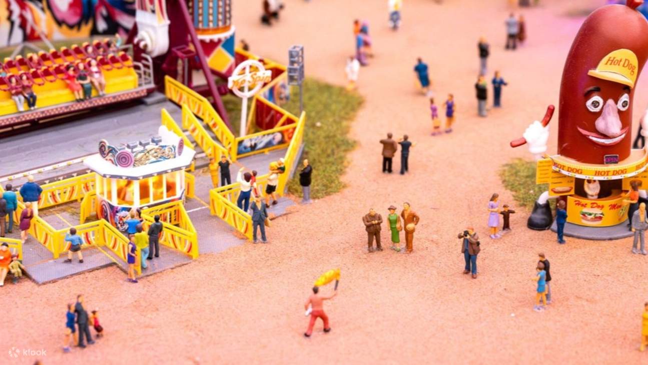 ซูมเข้าไปสัมผัสเรื่องราวเล็กๆ ที่เต็มไปด้วยรายละเอียดน่ารัก พร้อมตัวละครจิ๋วที่แสดงกิจกรรมต่างๆ ในฉากที่เราคุ้นเคย ชวนให้คุณปลดปล่อยจินตนาการเล่าเรื่องราวได้อย่างไม่รู้จบ