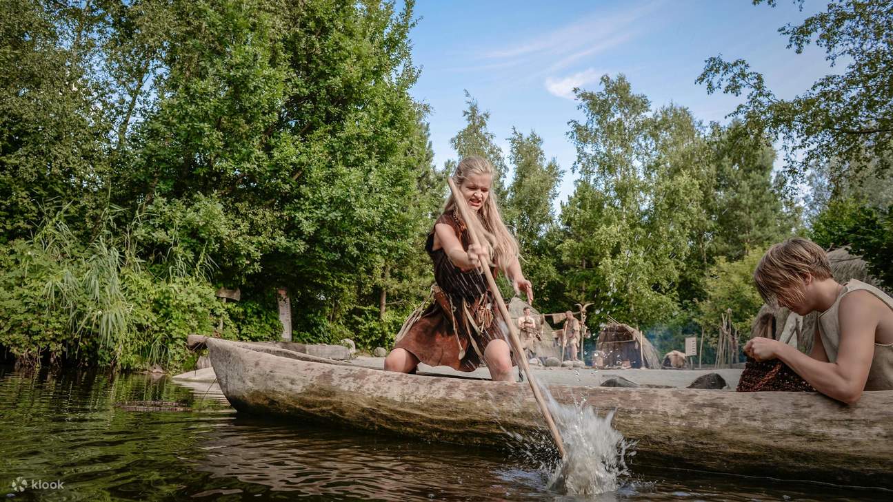 Rasakan kehidupan prasejarah dengan mendayung kano melalui perairan Archeon