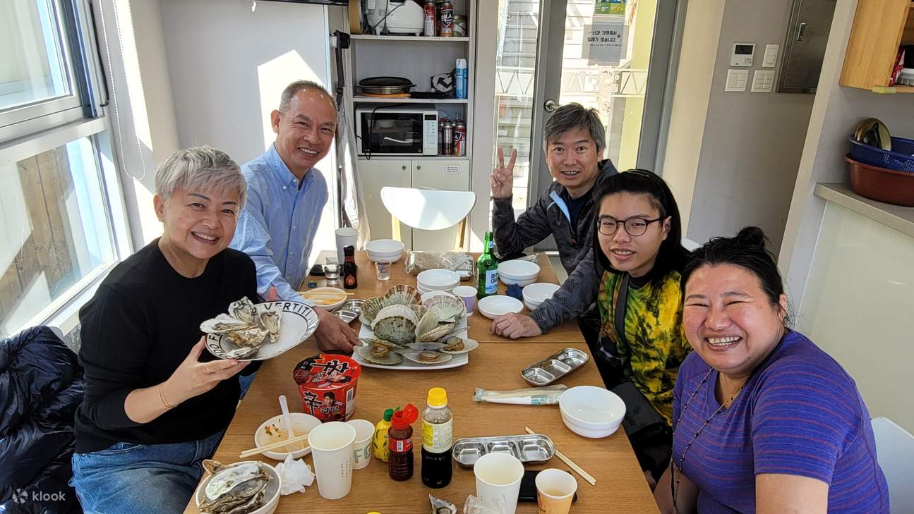 người đang ăn món Hàn