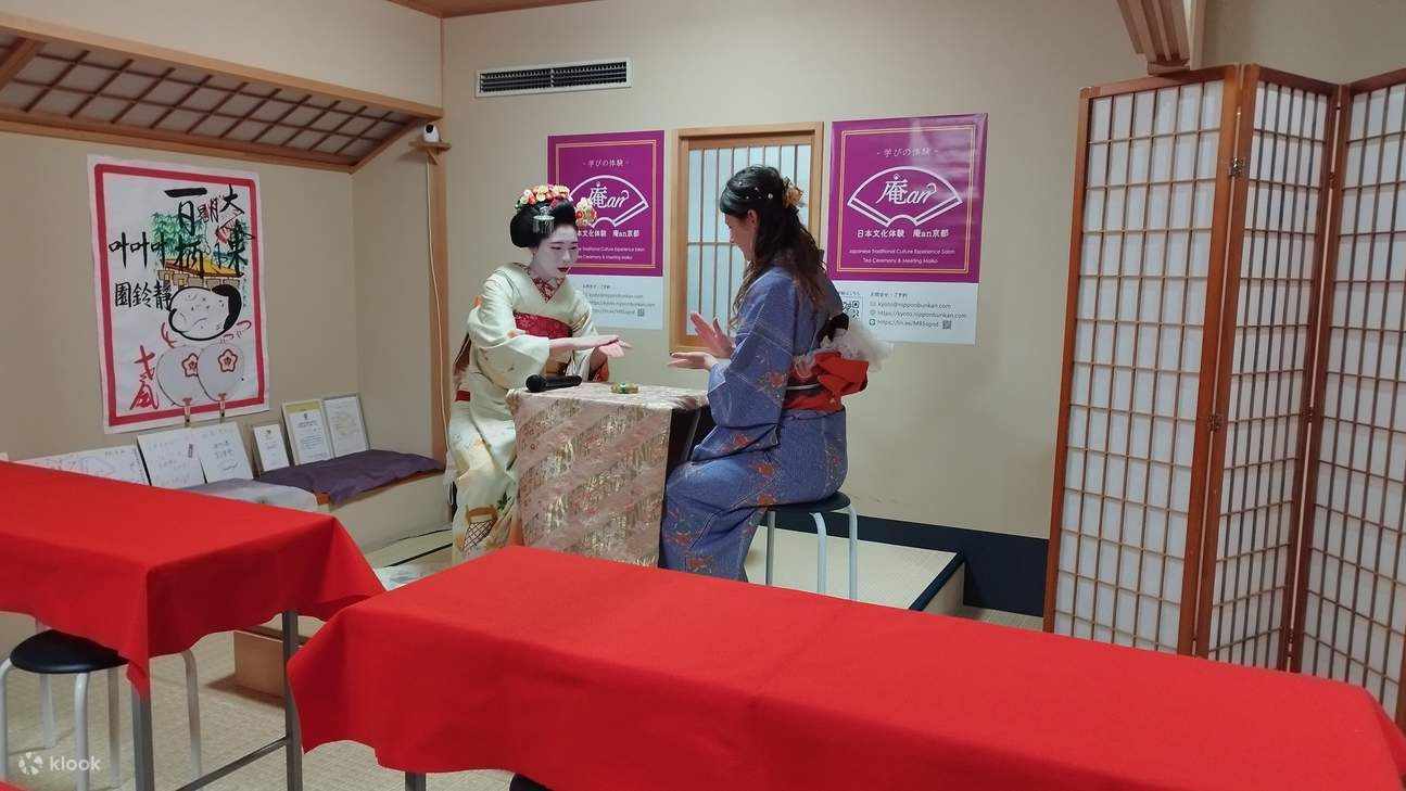 Jeu avec une Maiko