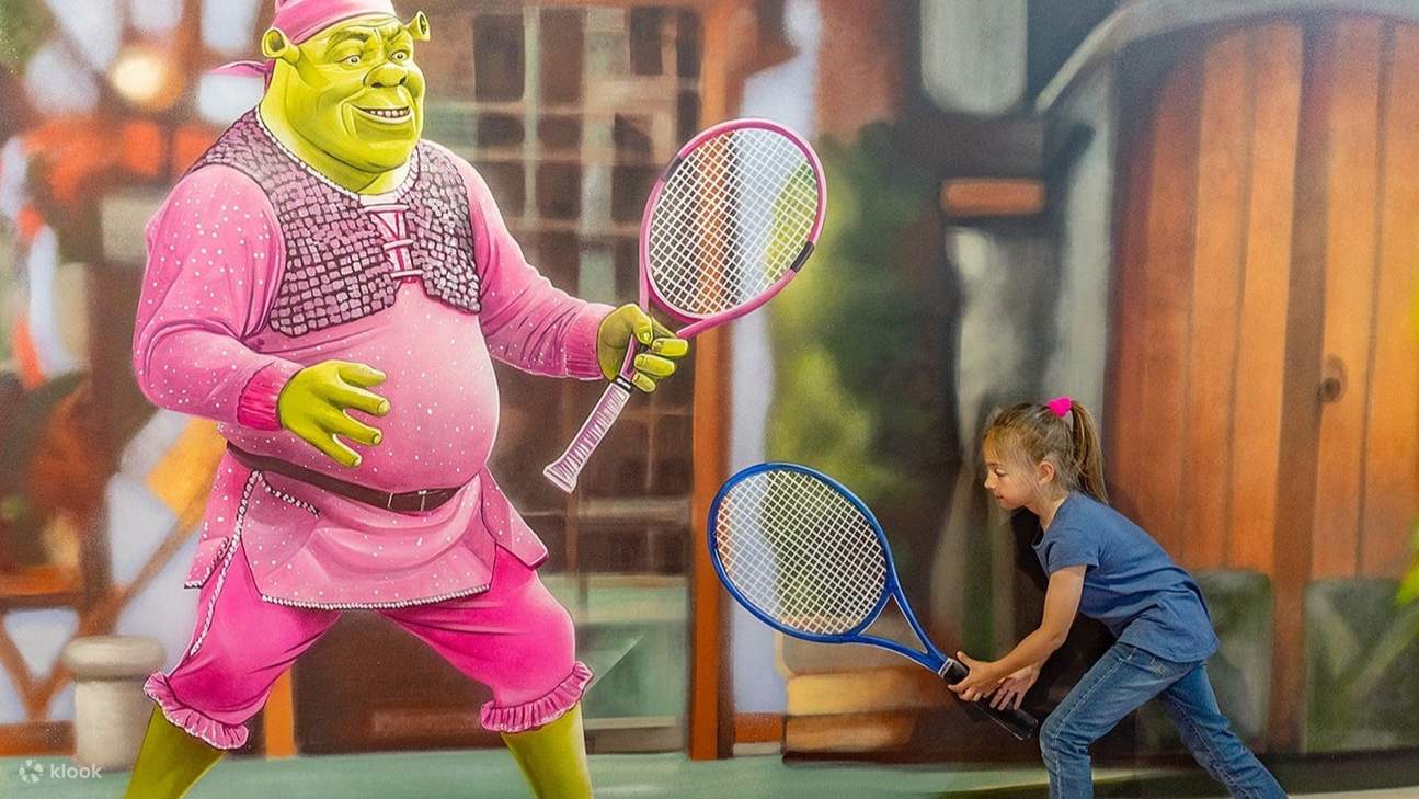 走进一个充满超大物体和倒置房间的世界