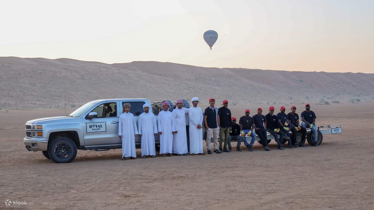 일출과 함께 펼쳐지는 숨 막힐 듯 아름다운 사막 풍경 위로 비행을 떠날 준비를 해보세요.