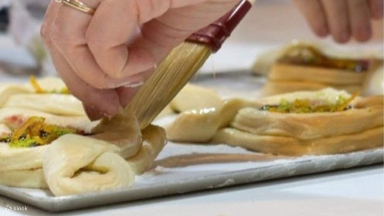 フランスのペストリー作りの世界へ飛び込み、生地を混ぜたり、丸めたり、焼いたりして、至福のひとときを過ごしましょう。