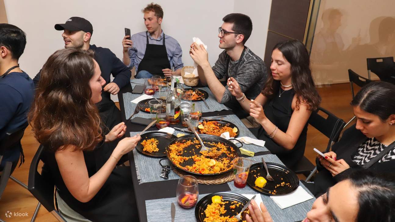Nikmati paella dan sangria buatan sendiri sambil berkongsi cerita di meja dengan rakan-rakan baharu