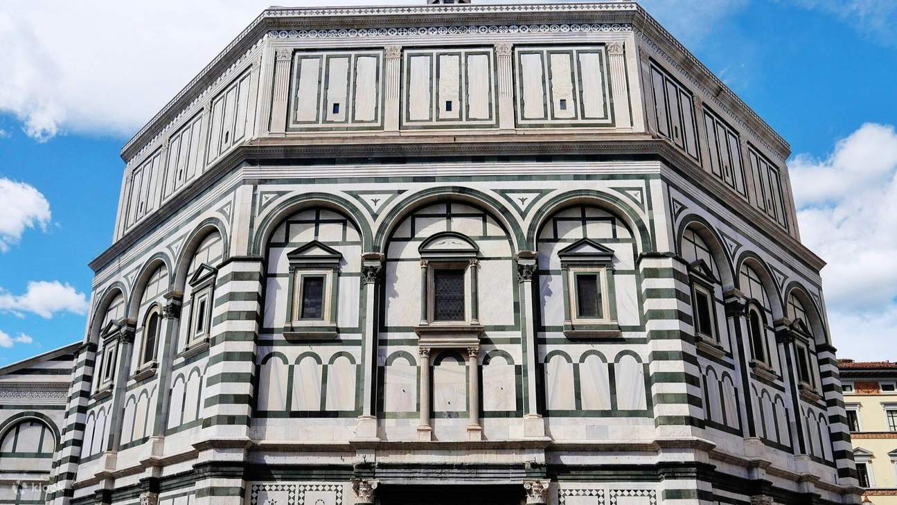 漫步于古老的圣雷帕拉塔大教堂，它是佛罗伦萨大教堂的前身