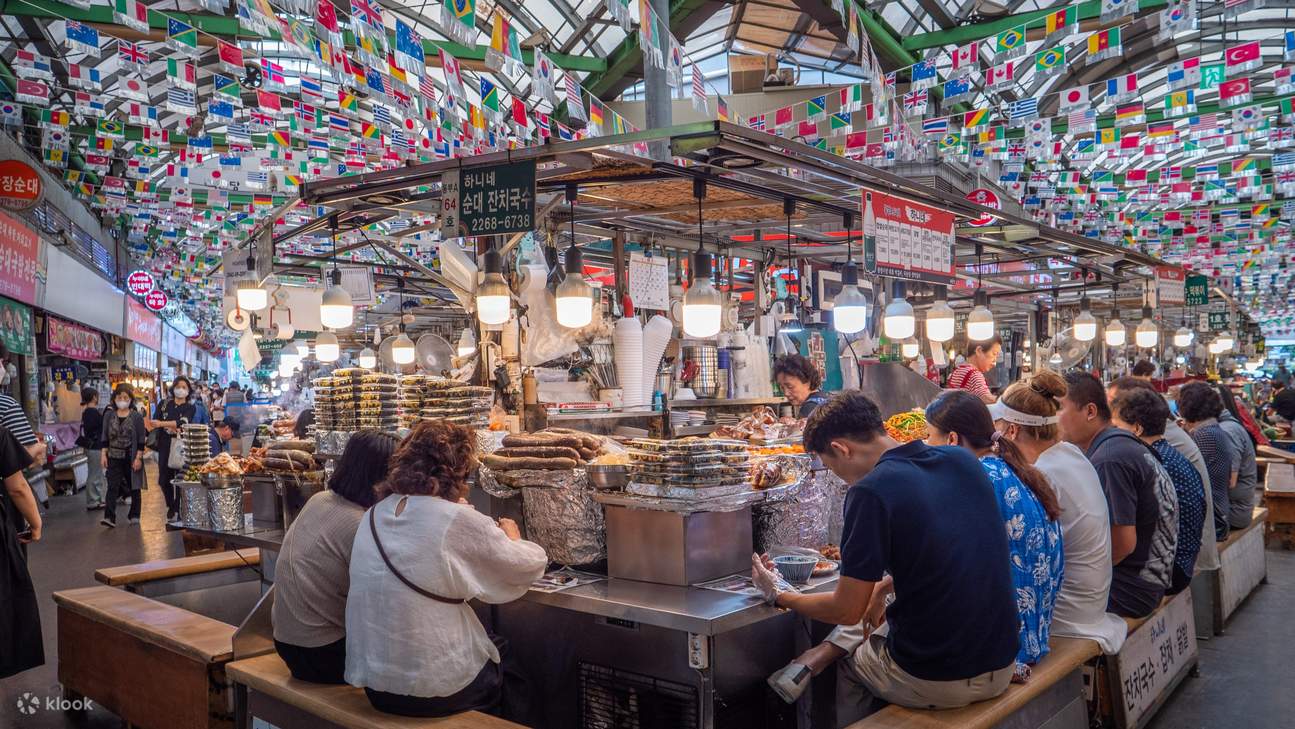 Des personnes dégustant des plats coréens au marché