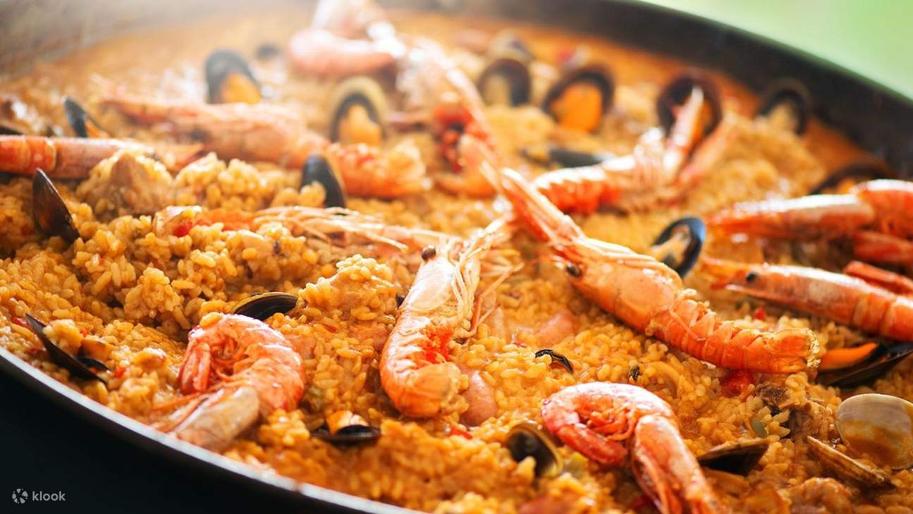 Foto close-up paella makanan laut yang menggugah selera, kaya akan warna, tekstur, dan cita rasa tradisional Spanyol yang tak tertahankan