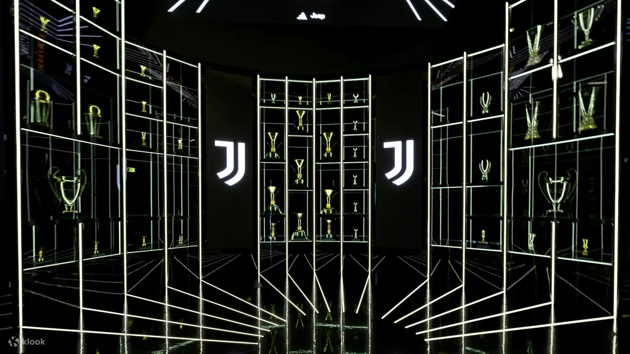 参观尤文图斯百年历史的标志性球衣、奖杯和纪念品