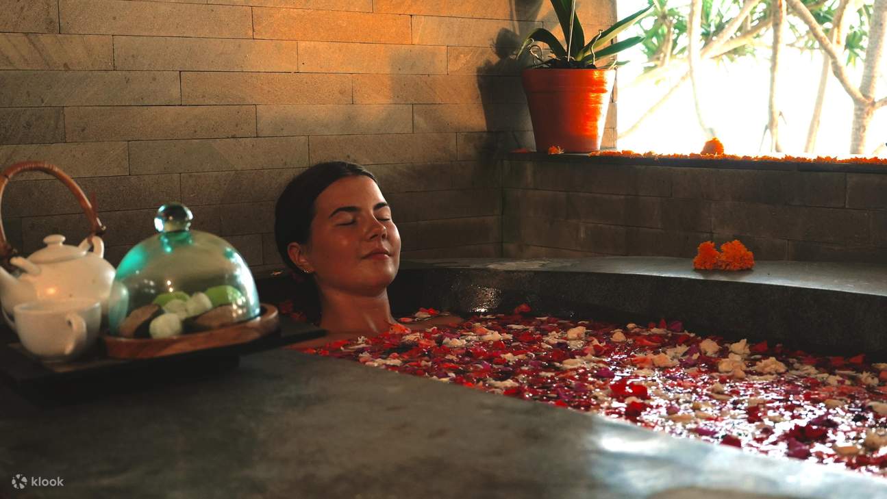 Disfrute de una serie de tratamientos relajantes con vista al mar en uno de los mejores spas en Jembrana, Bali