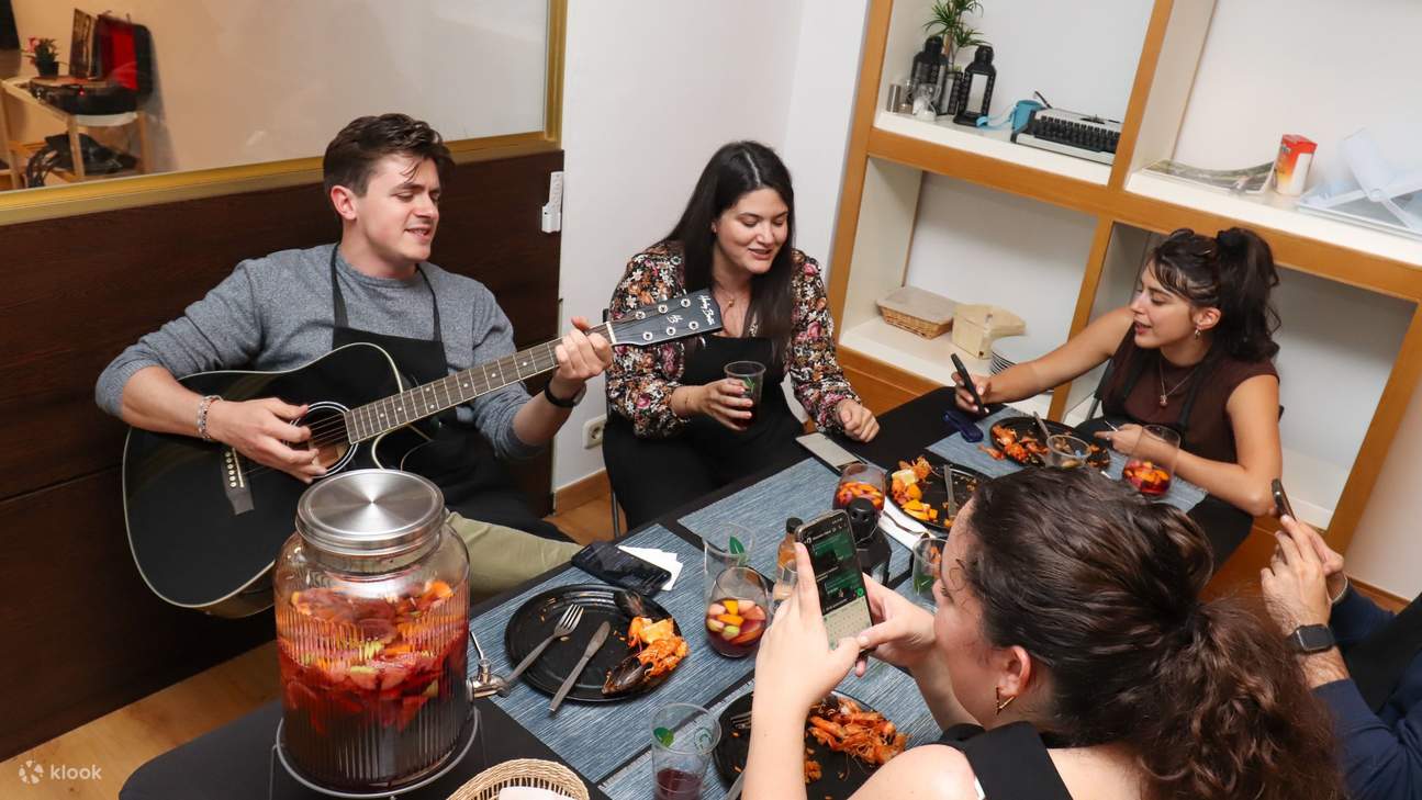 Suasana meriah saat para tamu menikmati sangria, tawa, dan alunan gitar langsung selama workshop.