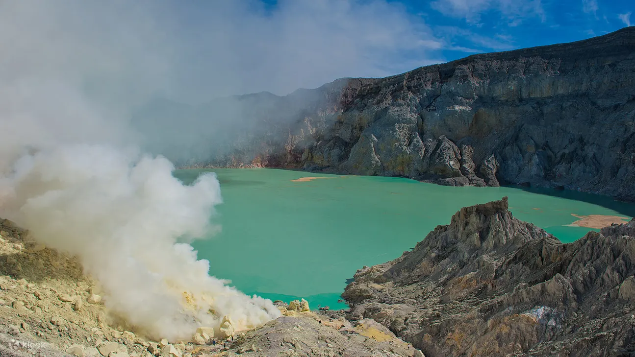 清晨的伊真火山口
