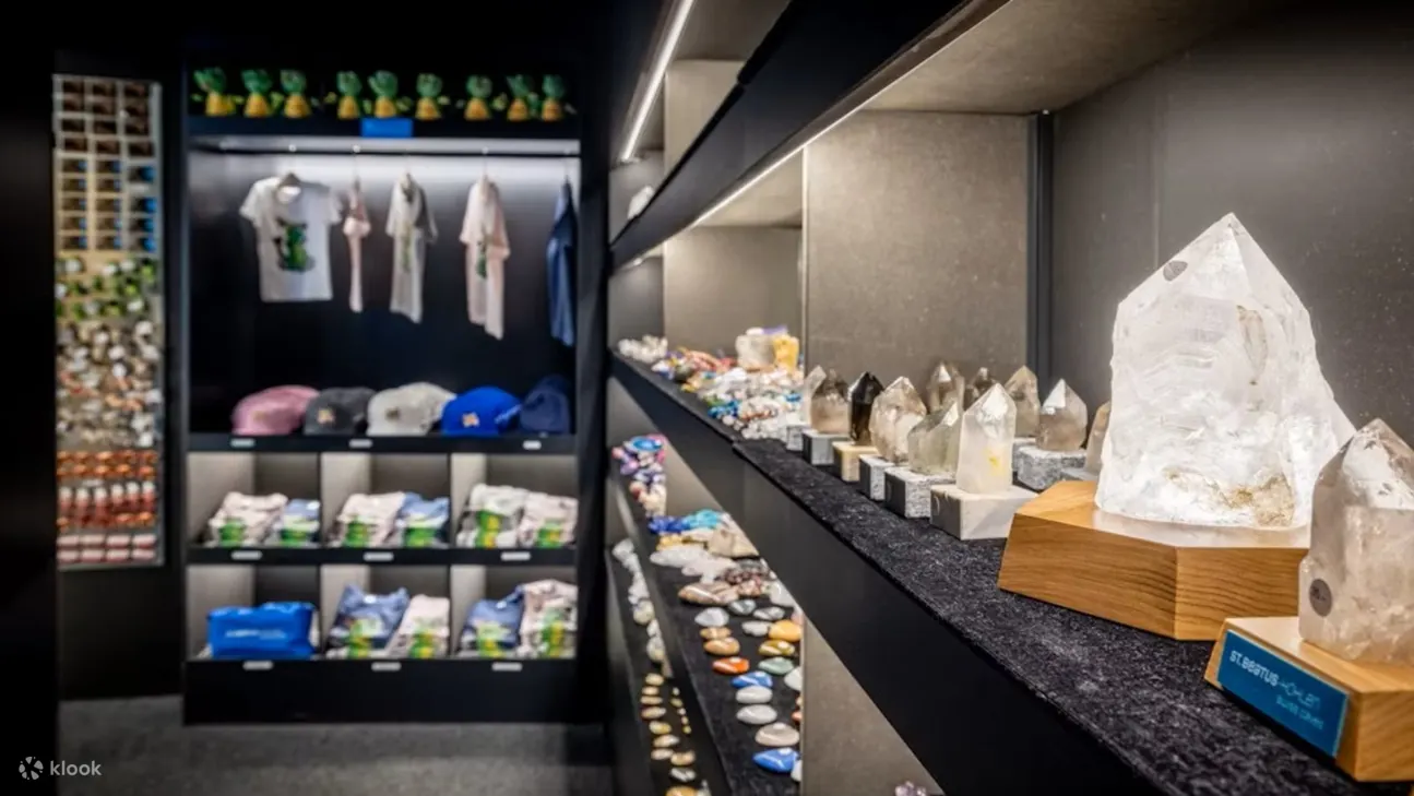 在圣贝图斯洞穴礼品店探索独特的珍宝和纪念品，这里是完美的纪念品停留地