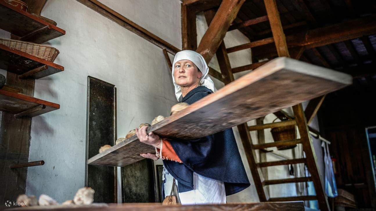 Saksikan kerajinan tradisional dan pelajari tentang kehidupan sehari-hari di permukiman bersejarah Belanda