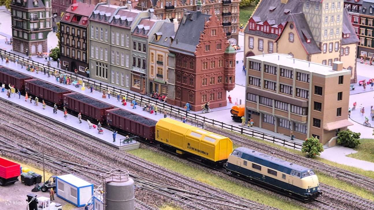 ตื่นตาตื่นใจไปกับรายละเอียดอันน่าทึ่งและความแม่นยำของทางรถไฟขนาดจิ๋วที่คดเคี้ยวไปตามสภาพแวดล้อมที่งดงามราวกับภาพวาด ซึ่งสร้างขึ้นอย่างประณีตบรรจง