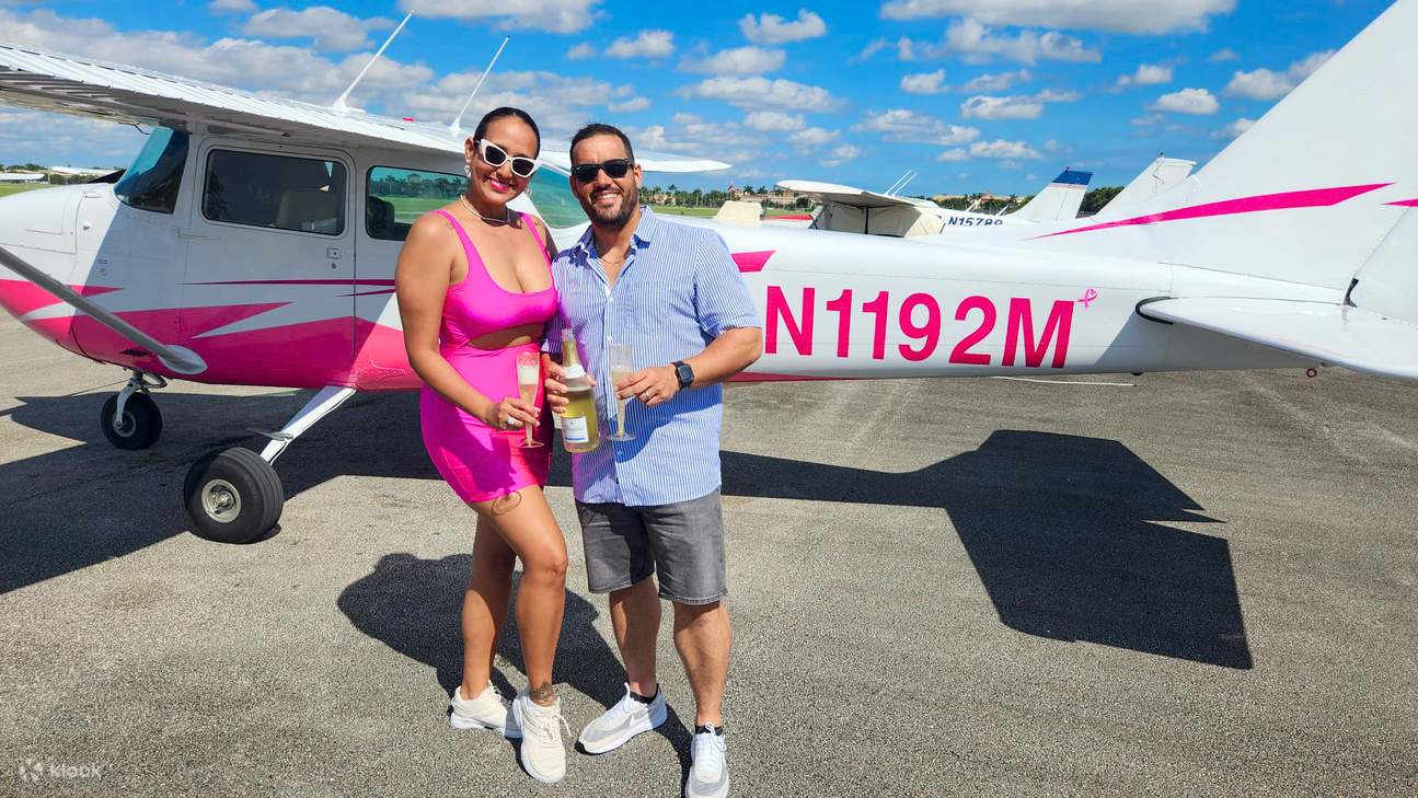 Индивидуальный VIP-тур на самолете над Майами с шампанским