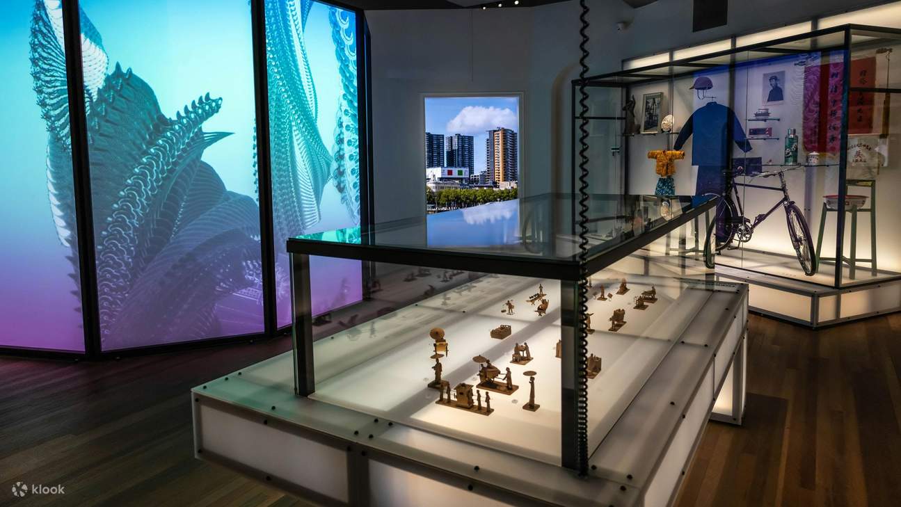 歴史的工芸品と現代的なデジタルアートが融合した、魅力的な展示をご覧ください。