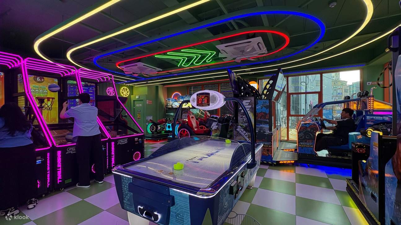 【📍IKSEON-DONG HANOK VILLAGE】
Perpaduan menawan antara rumah hanok tradisional dan budaya MZ yang trendi
Rasakan semangat Korea modern yang dinamis saat Anda berjalan-jalan melalui gang-gang yang dipenuhi dengan kafe, arcade, restoran, dan spot foto. Setel